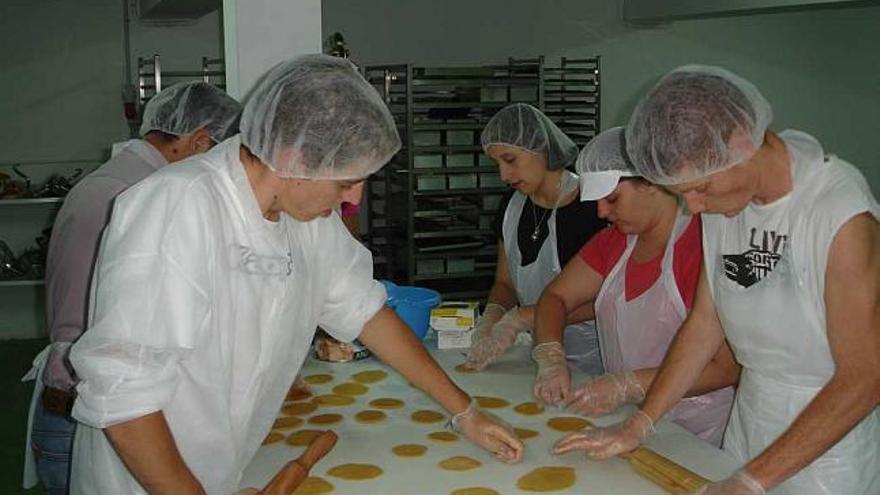 Varios alumnos del curso impartido en el Consejo Regulador elaborando empanadillas.