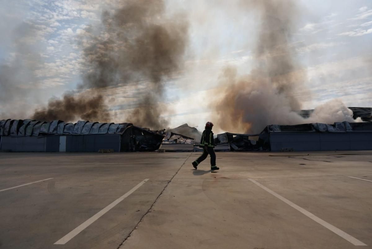 Un incendio arrasa una fábrica de muebles de baño en Villa del Río