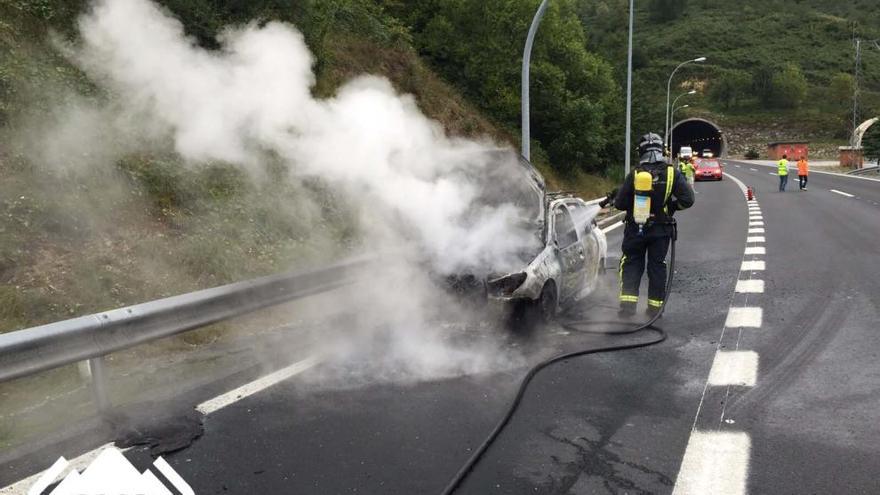Los bomberos extinguen un incendio de un vehículo en Lena