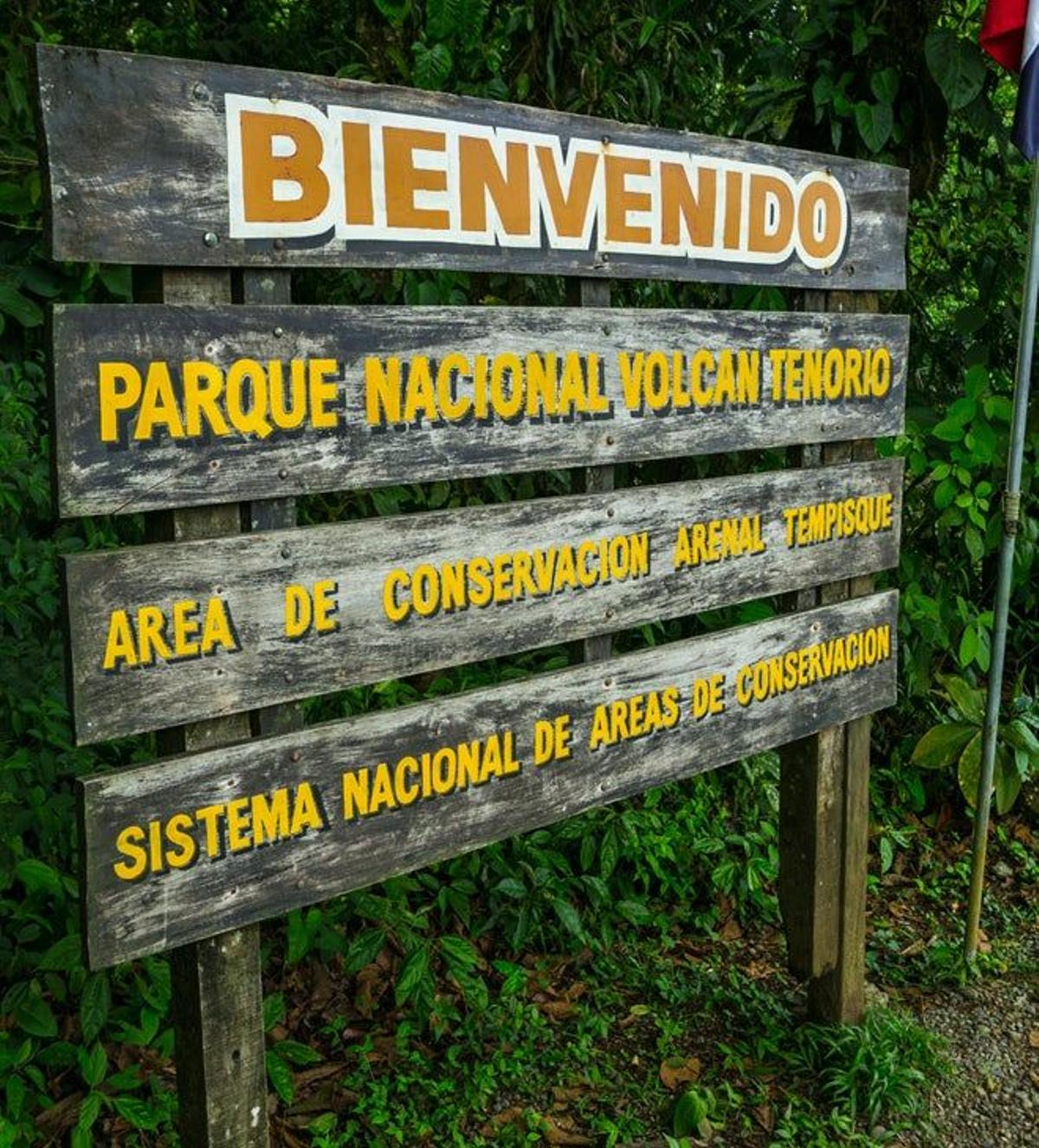 Cartel de bienvenida al Parque Nacional del Volcán Tenorio.
