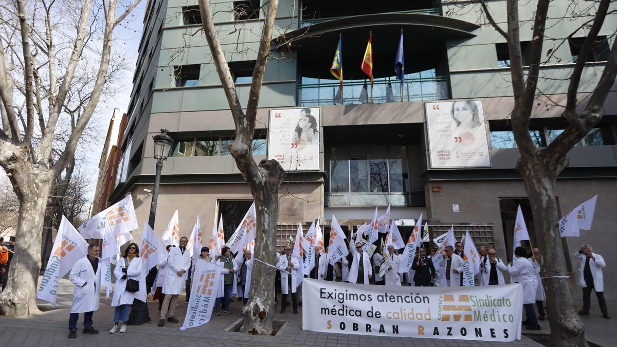 Acción de protesta de los delegados del sindicato CESM ante las puertas de la Conselleria de Sanidad el pasado día 15.