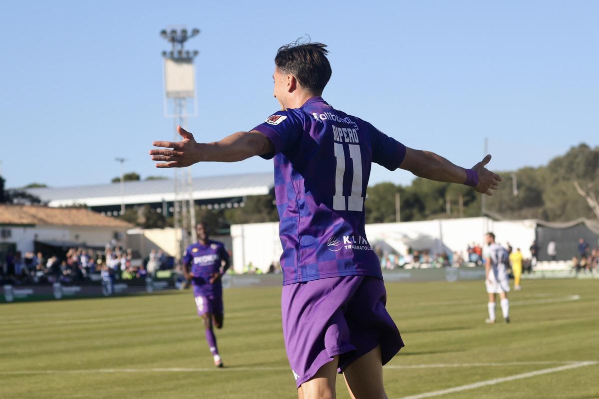 Unai Ropero espera la felicitación de sus compañeros tras marcar gol en Torremolinos.