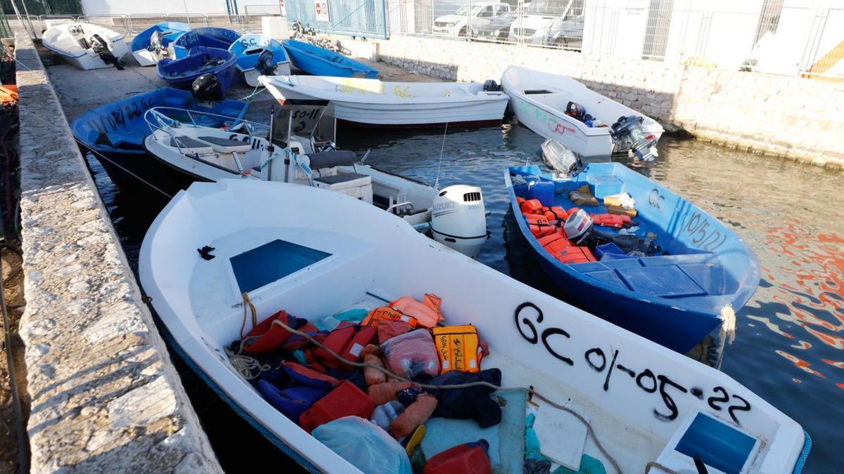 Pateras Acumuladas En El Puerto De Vila. | J.a. Riera