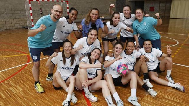 El Rodiles en su último entrenamiento en Villaviciosa. De pie, por la izquierda, Guillermo Arribas, entrenador; Deise García, Irati Martín, Sofi González, Sara Rodríguez y Jéssica Fernández, segunda entrenadora. En la fila inferior, Angela Guimarães, Gabi Machado, Patri Rodríguez, María Casado, Dani Fleitas y Jane Marques.