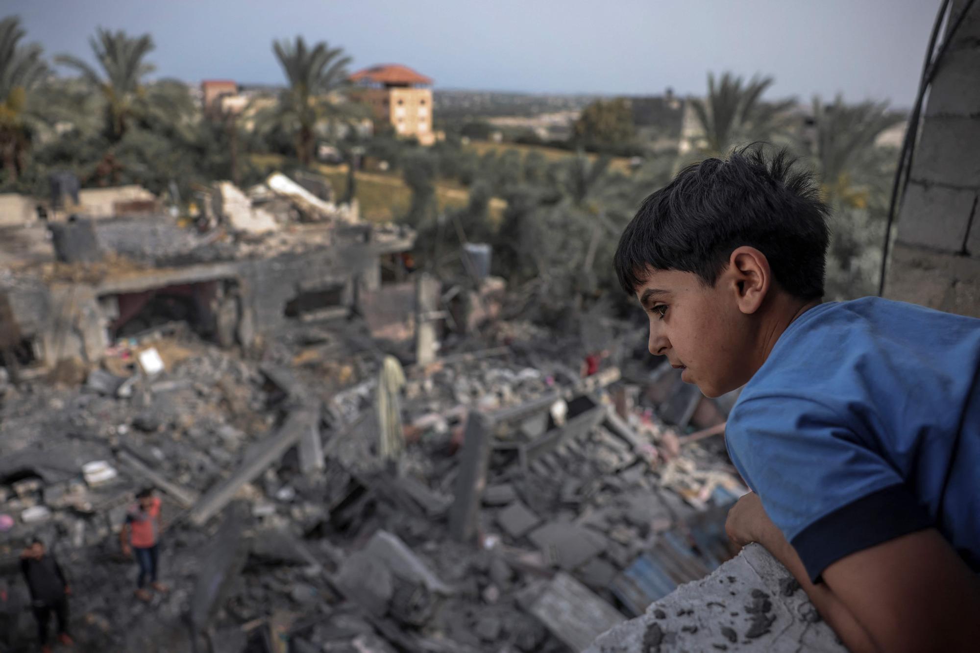Un niño observa un edificio en ruinas en el barrio de Biet Hanoun, en el norte de la Franja de Gaza, este viernes.