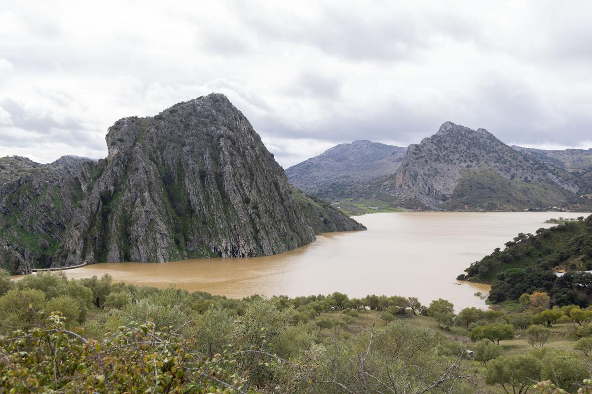 MONTEJAQUE (MÁLAGA), 08/02/2026.- Vista de la presa y embalse de Montejaque, construido en 1923 pero que nunca funcioó y que hoy se encuentra al 100% de su capacidad tras las intensas lluvias de estos días y se está llevando a cabo su desembalse controlado. EFE/Álvaro Cabrera