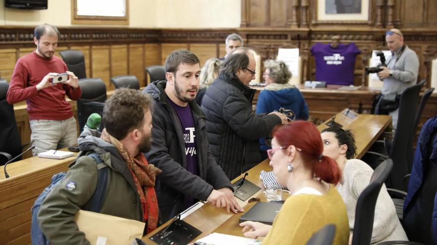 Salen los vecinos encerrados en el Ayuntamiento de Gijón por el plan de vías