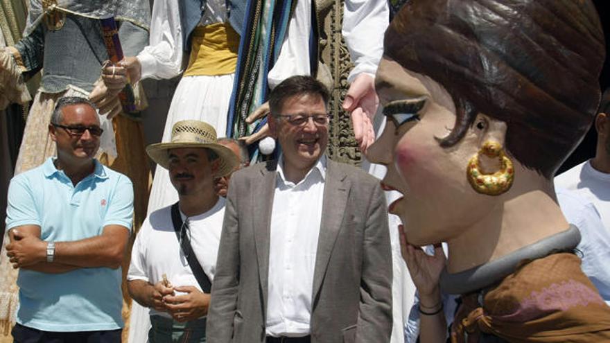 El previsible nuevo president de la Generalitat Valenciana, el socialista Ximo Puig, junto a un &quot;Nano&quot; a su llegada al ayuntamiento de Alicante para visitar la Hoguera Oficial diseñada por el artista Pedro Espadero.