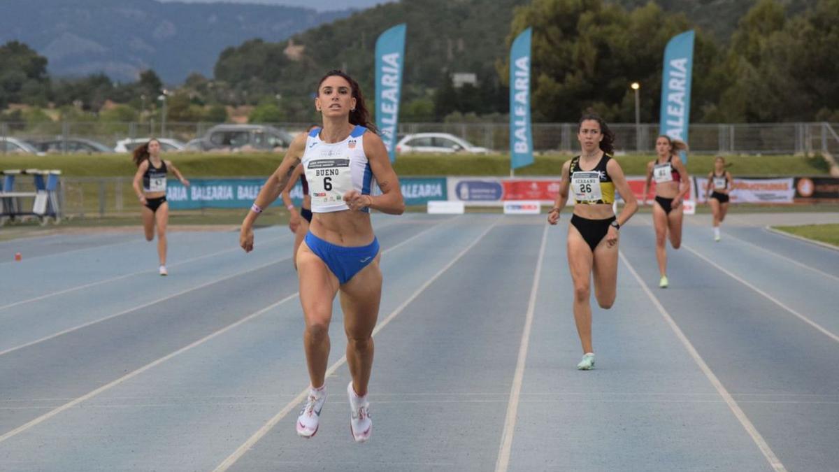 Laura Bueno supera a Alba Serrano en los 400 metros. | @FATLETISMEIB