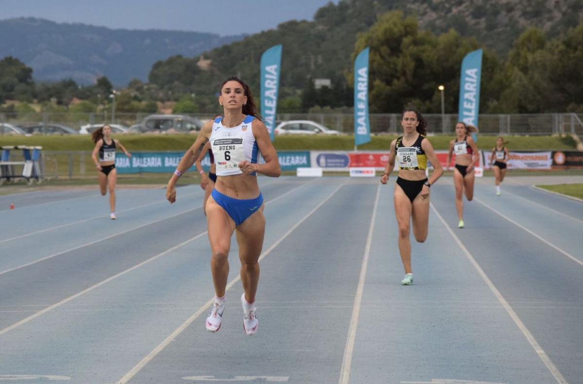 Laura Bueno supera a Alba Serrano en los 400 metros. | @FATLETISMEIB