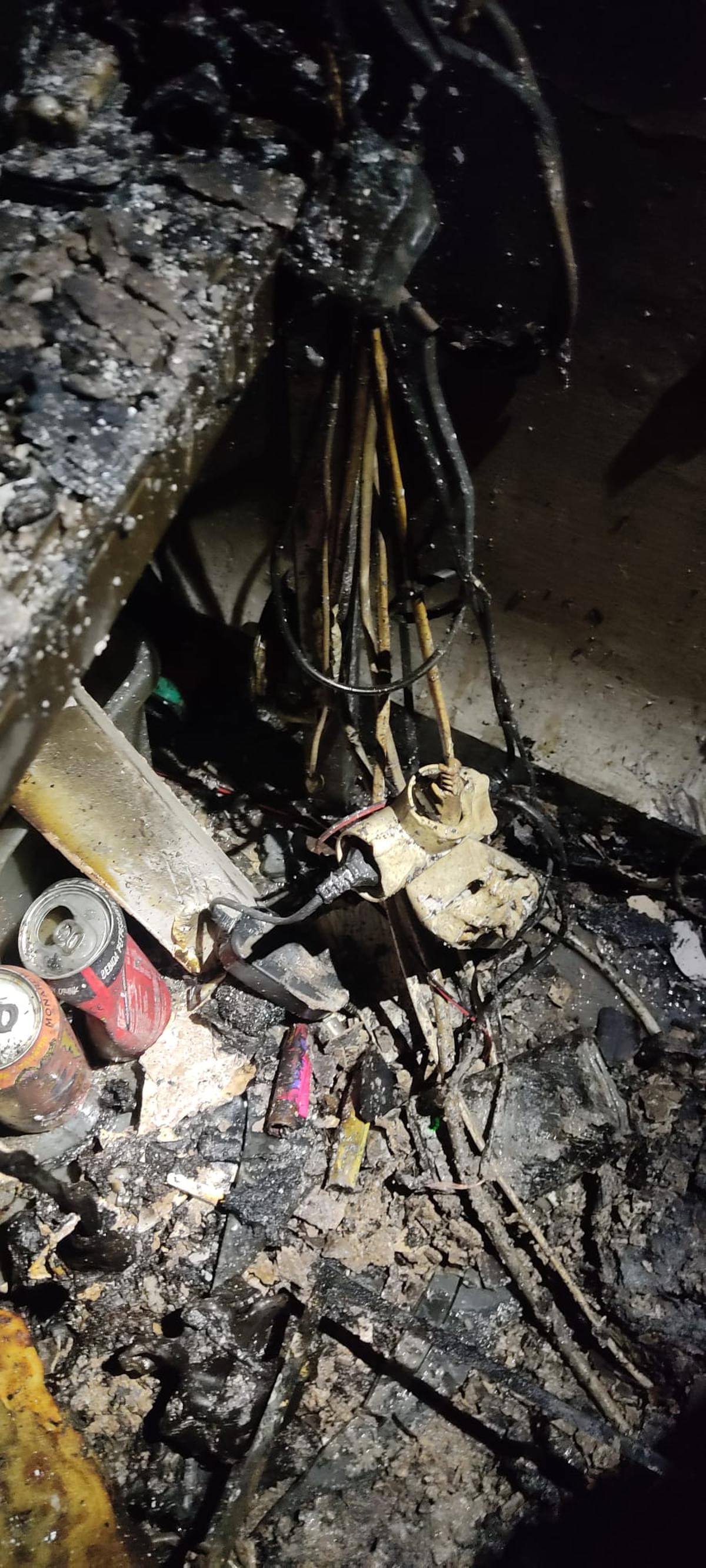 Imagen de numerosos enchufes, conectados a una misma regleta en la casa incendiada.
