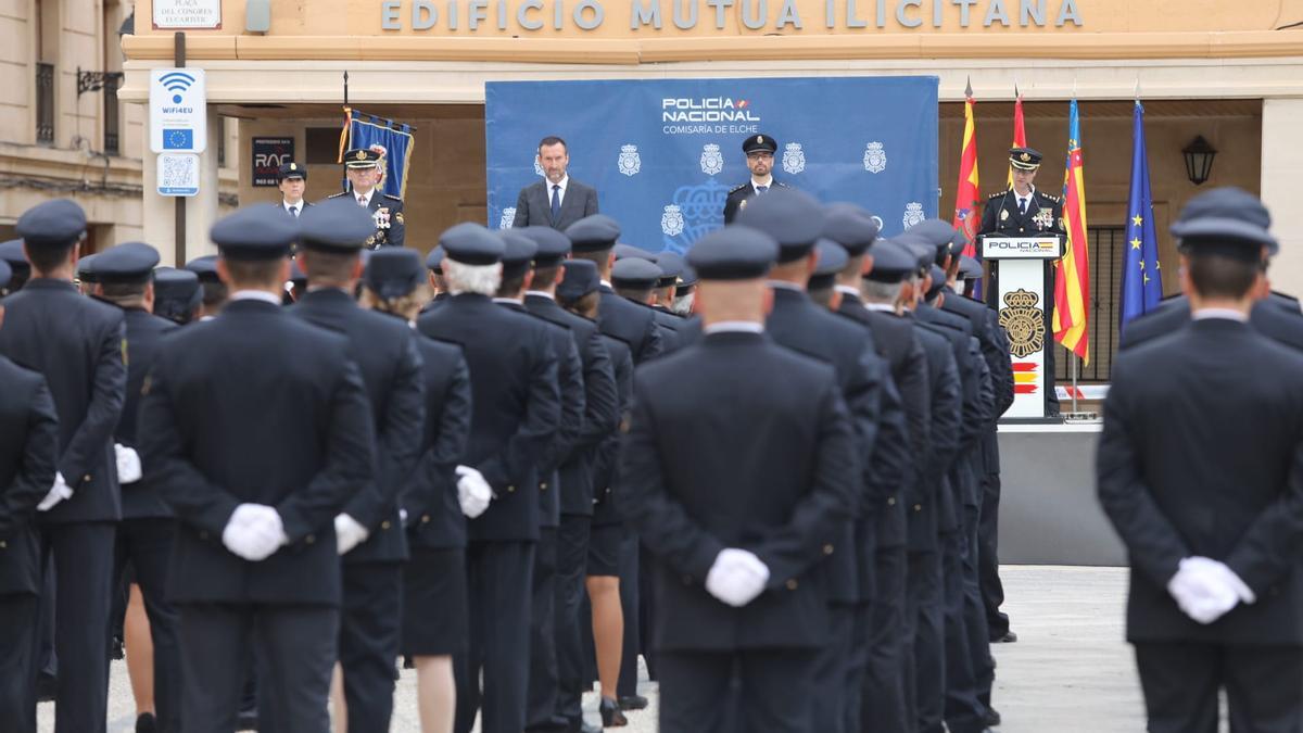 El comisario de la Policía Nacional en Elche, Pedro Montore, durante la intervención en el acto por los Santos Custodios junto a Santa María este martes