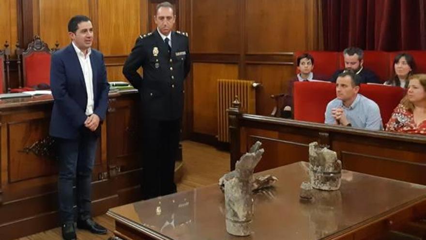 La Policía Nacional entrega al Ayuntamiento de Alcoy las bombas encontradas en Rodes
