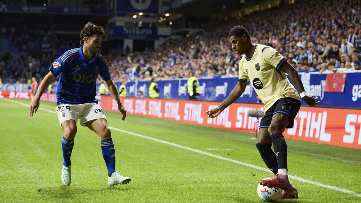 Lucas Ahijado of Real Oviedo competes for the ball with Marcus Rashford of FC Barcelona prior to the LaLiga EA Sports match between Real Oviedo and FC Barcelona at Carlos Tartiere on September 25, 2025, in Oviedo, Spain. AFP7 25/09/2025 ONLY FOR USE IN SPAIN. Ricardo Larreina / AFP7 / Europa Press;2025;SPAIN;SPORT;ZSPORT;SOCCER;ZSOCCER;Real Oviedo v FC Barcelona - LaLiga EA Sports;