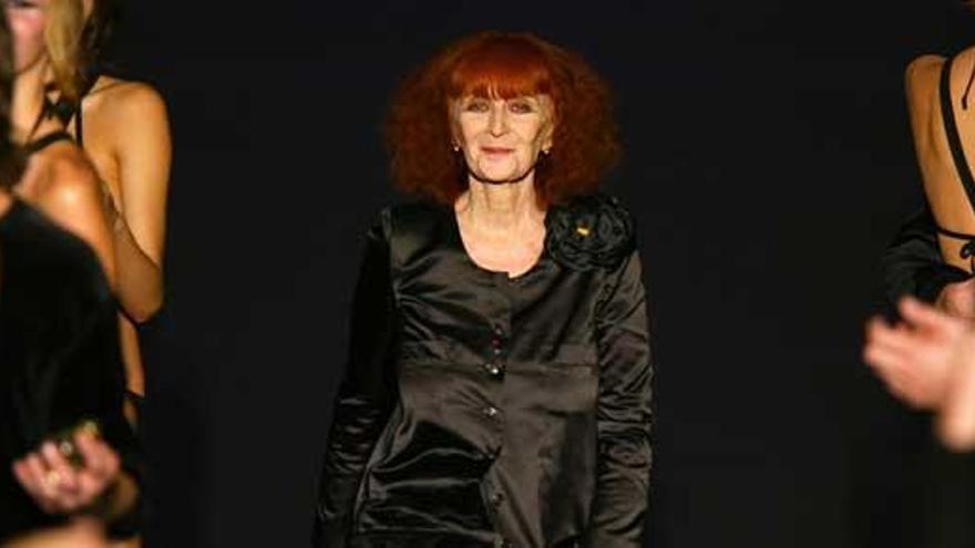 Modelos aplauden a Sonia Rykiel en un desfile en 2004.