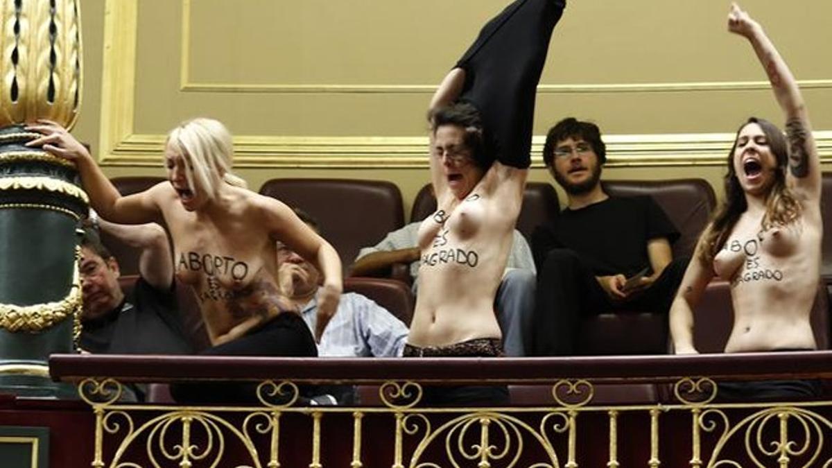 Activistas del grupo feminista Femen en el Congreso durante la intervencion del ministro de justicia, Gallardon. JUAN MANUEL PRATS