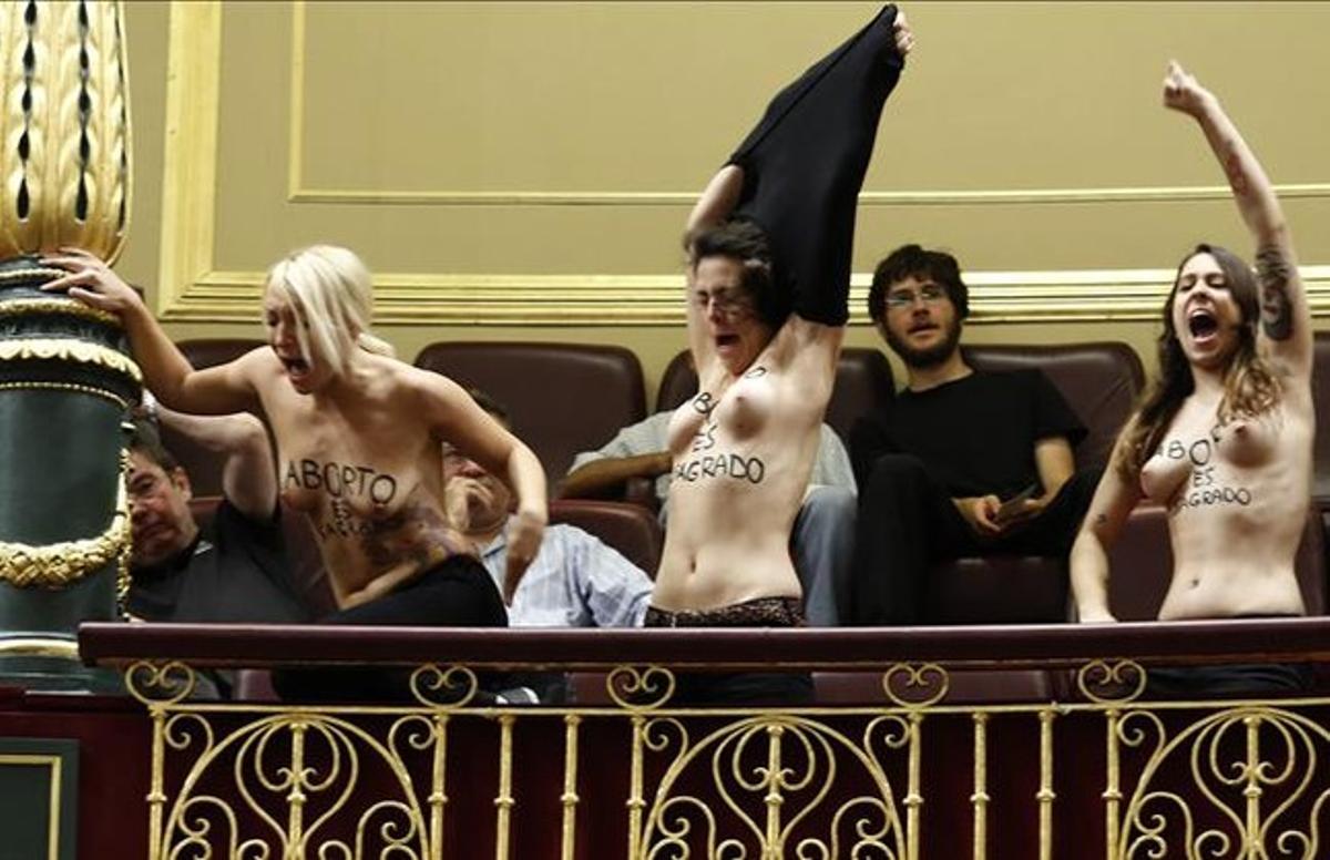 Activistes del grup feminista Femen al Congrés durant la intervenció del ministre de Justícia, Gallardón. JUAN MANUEL PRATS