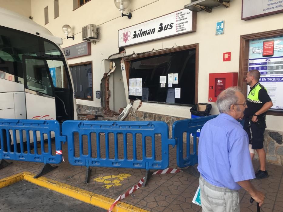 Un bus pierde el control en Torrevieja.