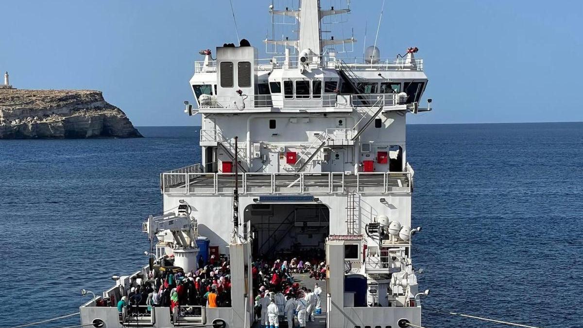 La guardia costera italiana en el puerto de Lampedusa con cientos de migrantes.