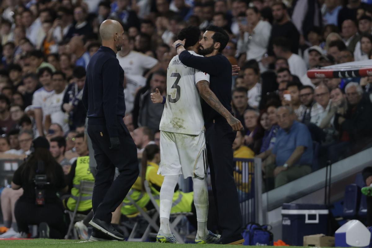 Éder Militão se retira del campo lesionado.