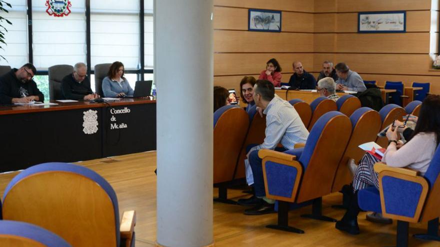 Un momento de la reunión de ayer con el personal municipal.  | // G.N.