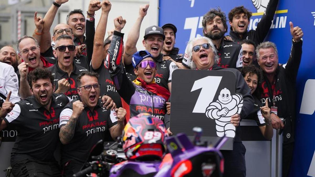 Jorge Martin celebra la victoria, en Le Mans, con todo su equipo.