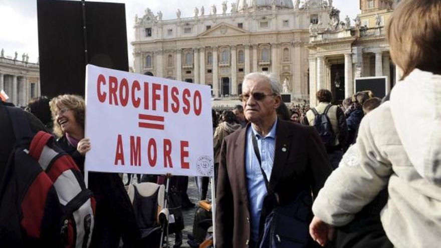 Los manifestantes llegaron con sus pancartas hasta el Vaticano.