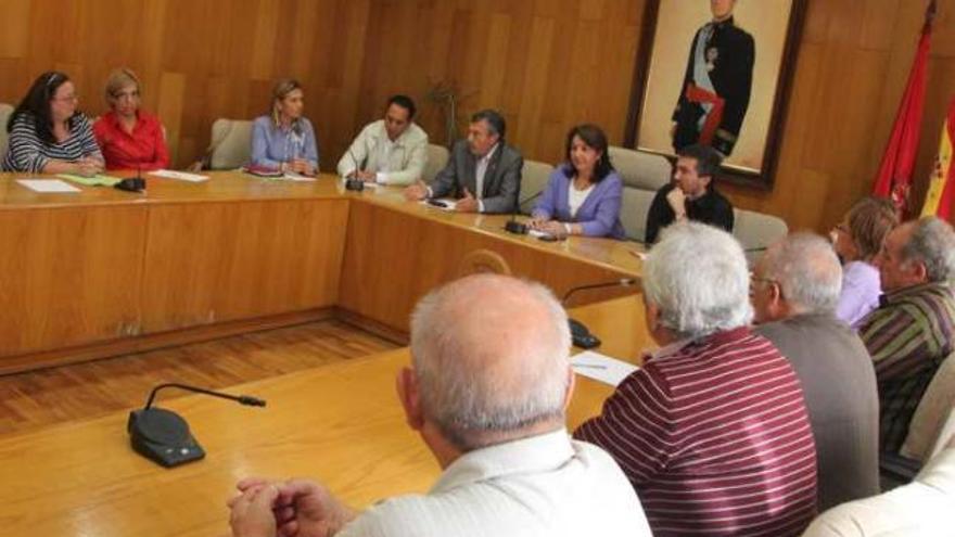 Reunión del viernes entre los miembros de Asprodis y los alcaldes de Elda, Petrer y Sax.