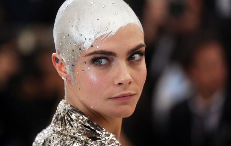 Hair painting Cara Delevingne