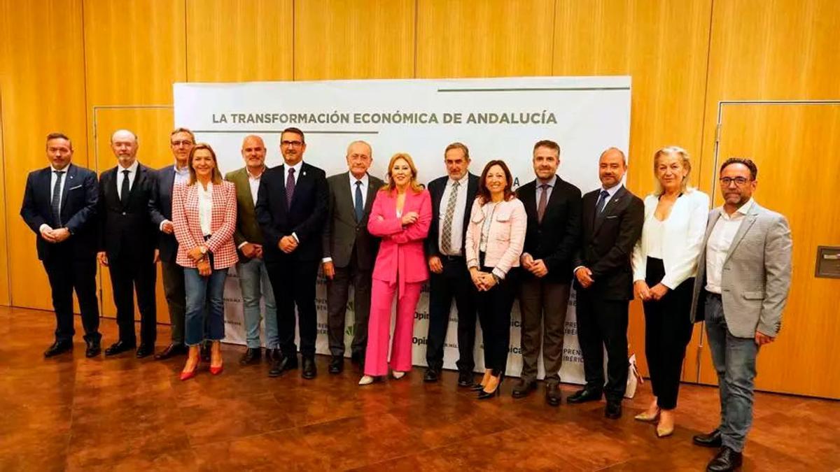 Autoridades, miembros de La opinión de Málaga y representantes institucionales, en el photocall del evento.