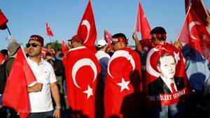Seguidores de Erdogan concentrados para conmemorar el fallido golpe de Estado de hace dos años.