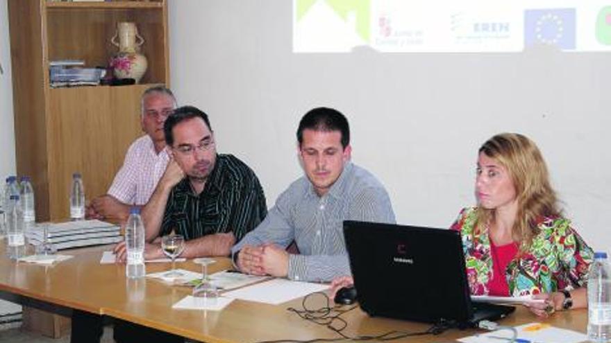 Responsables del proyecto de biodiversidad constructiva, ayer, durante la presentación.