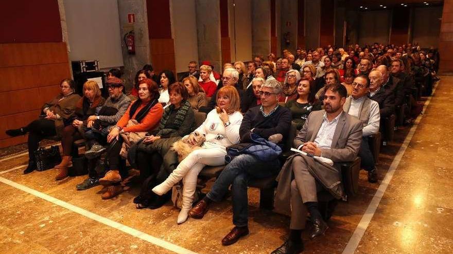 Público asistente a la charla de ayer en Club FARO. // Fotografías: José Lores