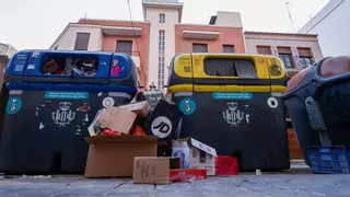València baldeará cada diez días y reforzará la recogida de la basura ante las quejas ciudadanas