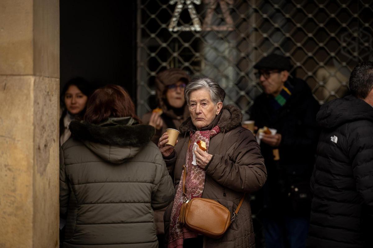 En imágenes | El Periódico de Aragón reparte roscón por San Valero en la plaza del Pilar de Zaragoza