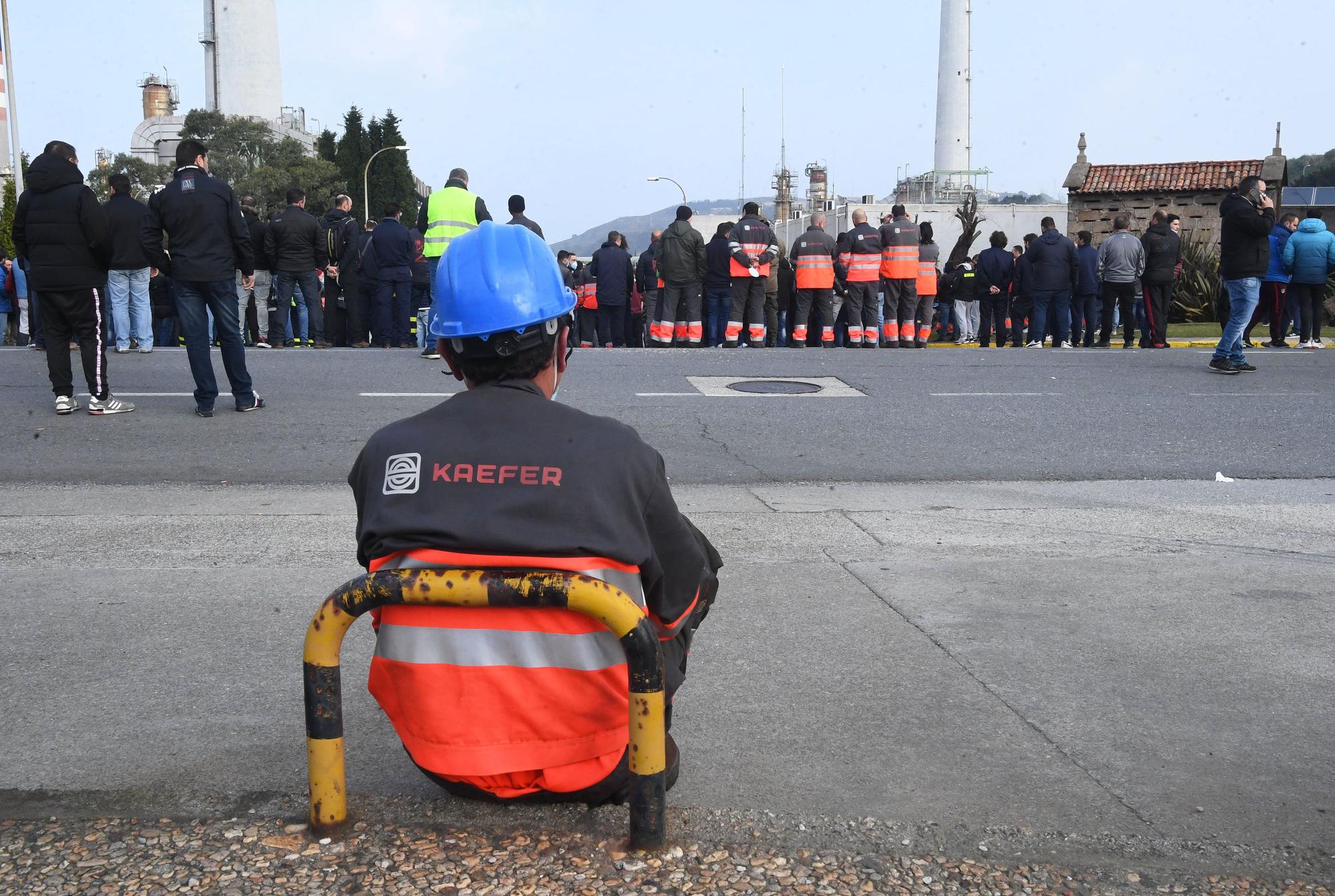 Los trabajadores de las auxiliares de la refinería paran hasta que Repsol reciba a sus representantes