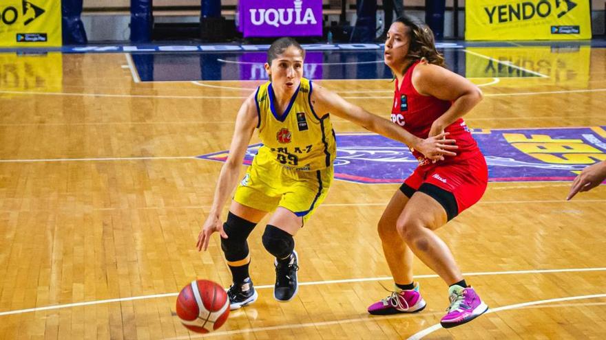 Romina Rodríguez controla el balón.