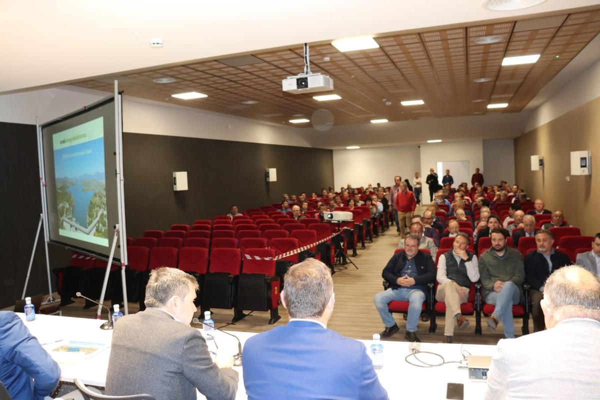 Asistentes a la reunión de los regantes en una vista desde la presidencia.