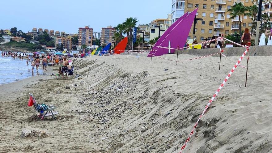 Polémica por el estado de esta playa de Castellón: sus grandes escalones de arena &quot;parecen un acantilado&quot;