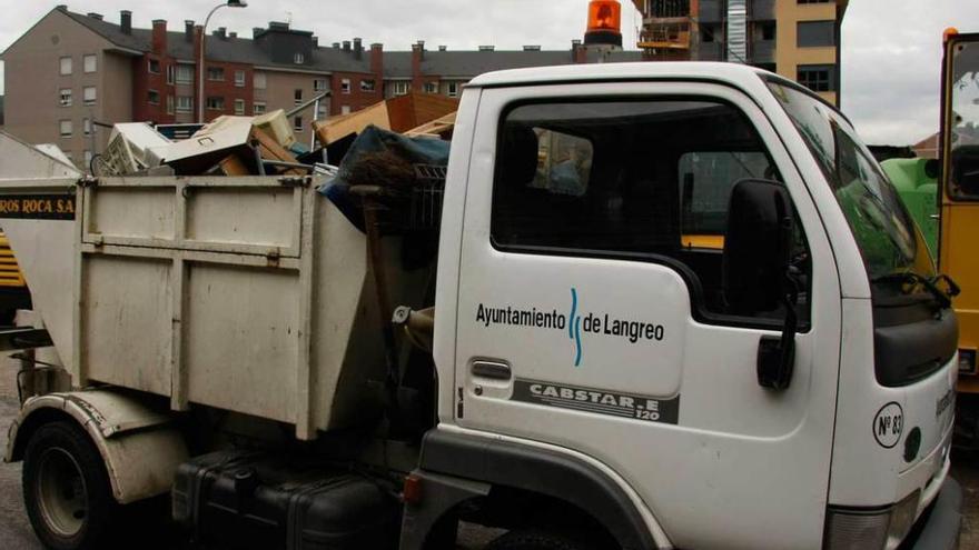 Un vehículo del servicio de recogida de basuras del Ayuntamiento de Langreo.