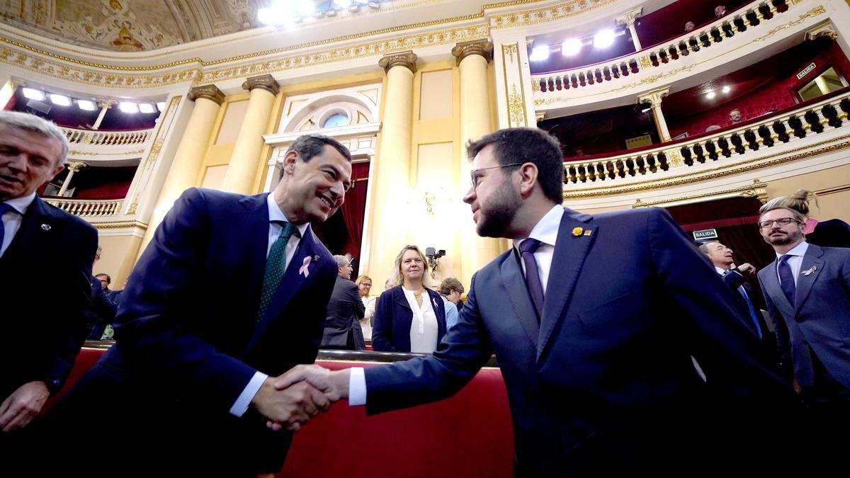 El presidente de la Junta de Andalucía, Juan Manuel Moreno, saluda al 'president' Pere Aragonès.