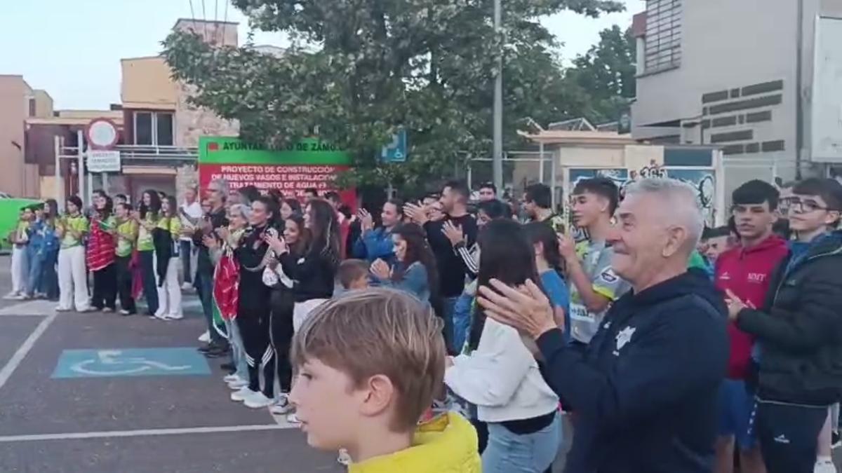 Aficionados del Balonmano Zamora reciben a los jugadores.
