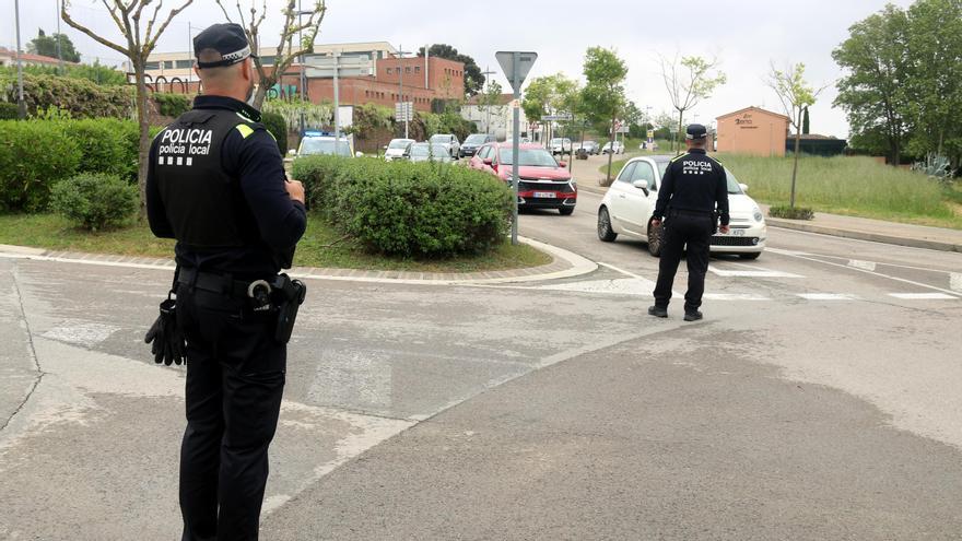 Un control de policía local para hacer girar a los vehículos que se quieren aprovechar para esquivar las colas de la C-31
