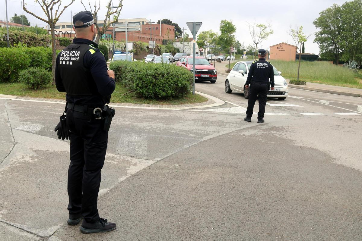 Un control de policía local para hacer girar a los vehículos que se quieren aprovechar para esquivar las colas de la C-31