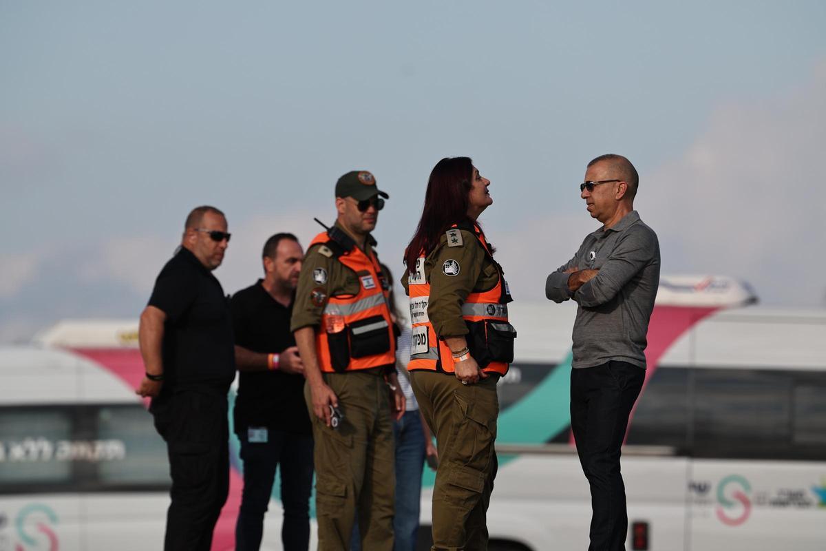 Cientos de personas aguardan en Tel Aviv el regreso de los rehenes liberados por Hamás