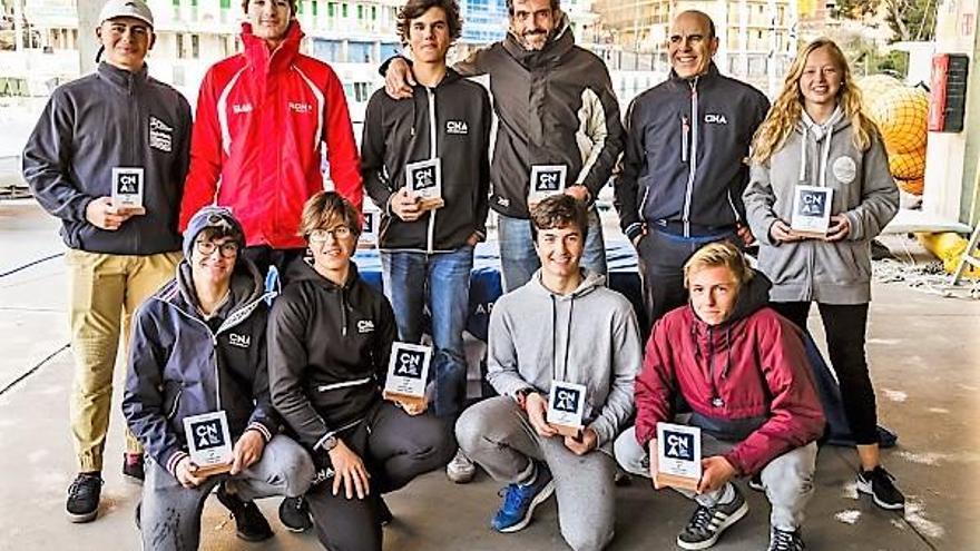 Foto de familia de los regatistas del CN S&#039;Arenal con sus trofeos.