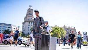 Turistas pasean con sus maletas, por el centro de Barcelona. Foto archivo