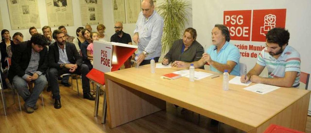 Una pasada asamblea del Partido Socialista de Vilagarcía. // Noé Parga