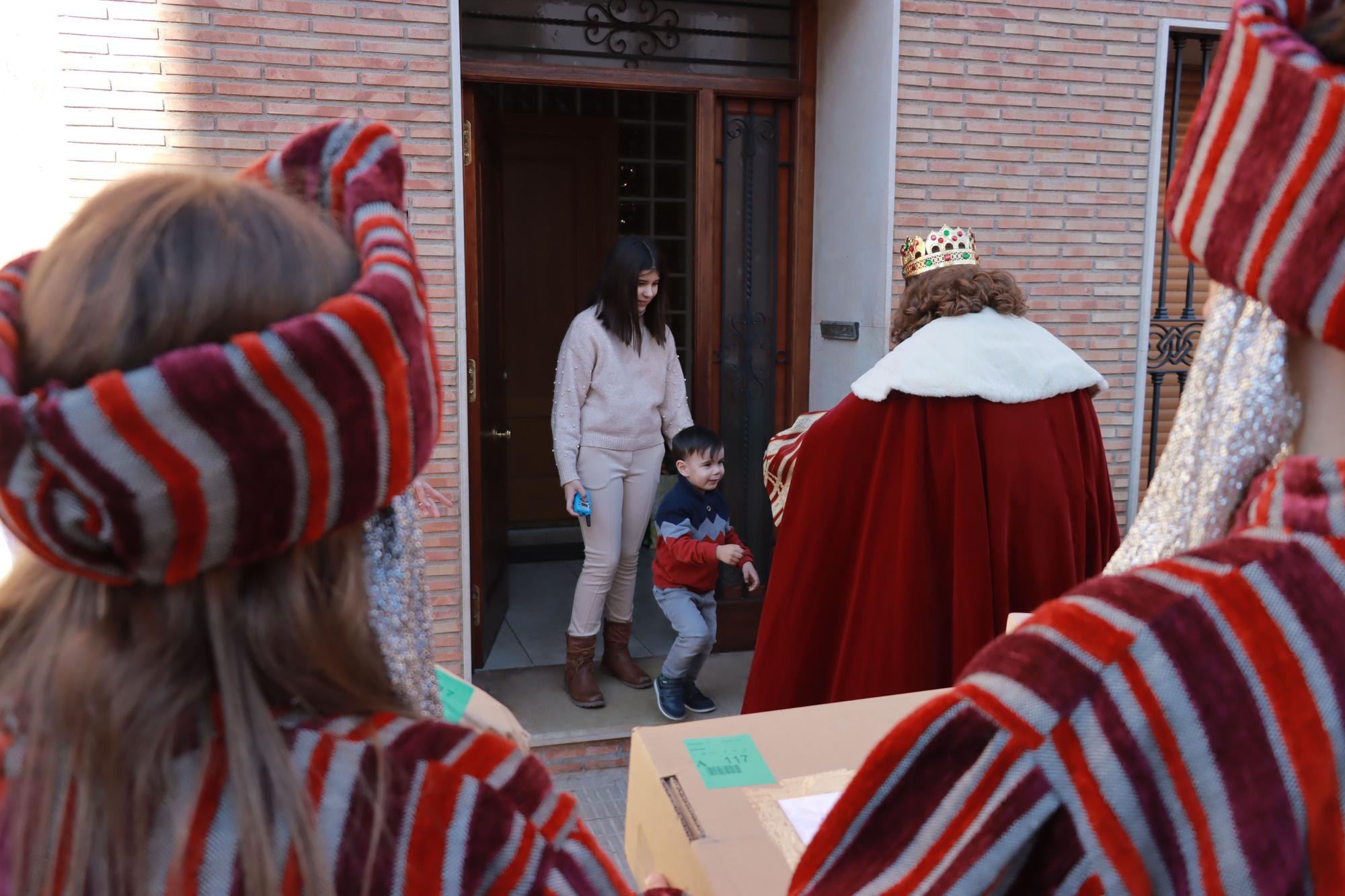 Los Reyes Mayos premian a los vecinos de Vila-real con cientos de regalos en este 2023