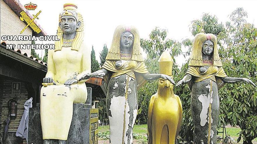 Detenido por sustraer 14 esculturas egipcias en Nules